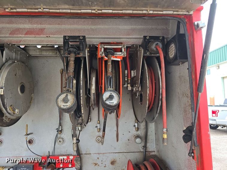 image for item DT6827 2000 Mack RD690S fuel / lube truck