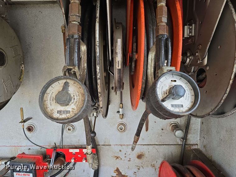 image for item DT6827 2000 Mack RD690S fuel / lube truck