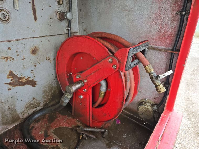 image for item DT6827 2000 Mack RD690S fuel / lube truck