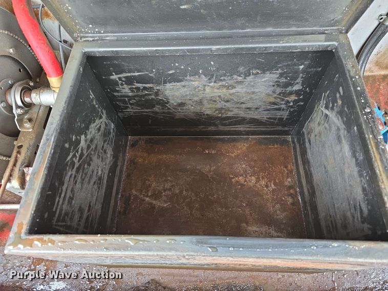 image for item DT6827 2000 Mack RD690S fuel / lube truck