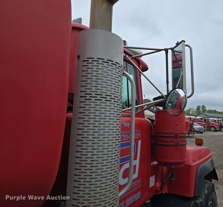 image for item DT6827 2000 Mack RD690S fuel / lube truck