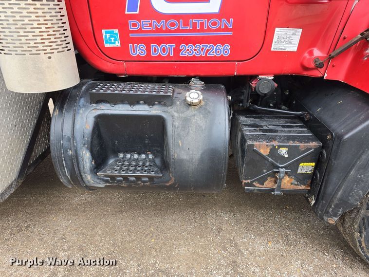 image for item DT6827 2000 Mack RD690S fuel / lube truck