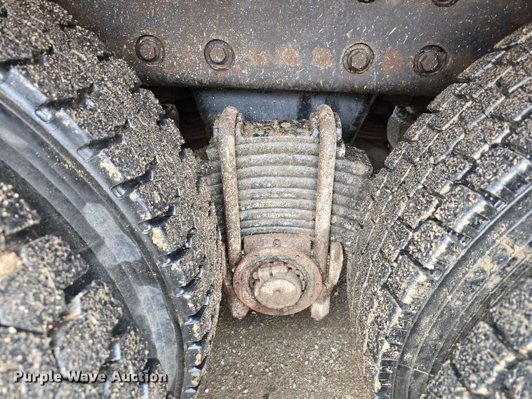 image for item DT6827 2000 Mack RD690S fuel / lube truck