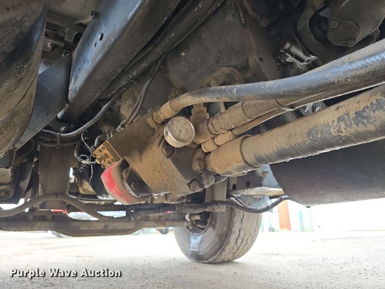 image for item DT6827 2000 Mack RD690S fuel / lube truck