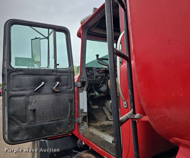 image for item DT6827 2000 Mack RD690S fuel / lube truck