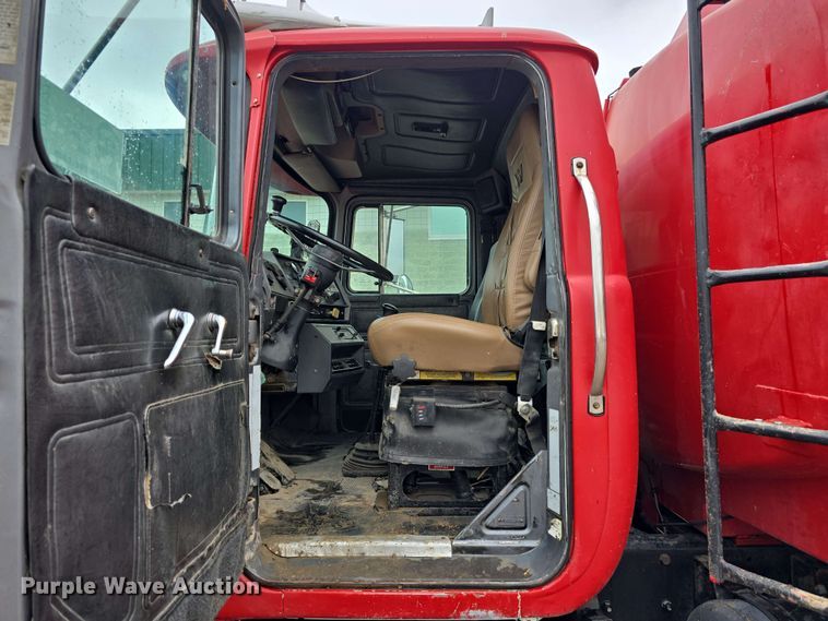 image for item DT6827 2000 Mack RD690S fuel / lube truck