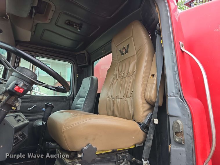 image for item DT6827 2000 Mack RD690S fuel / lube truck