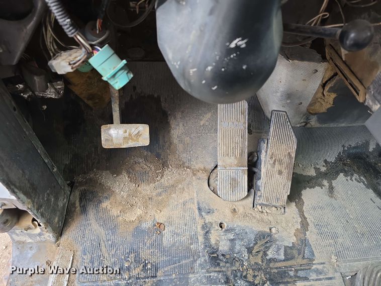 image for item DT6827 2000 Mack RD690S fuel / lube truck