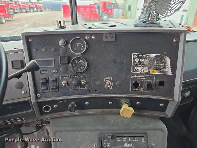 image for item DT6827 2000 Mack RD690S fuel / lube truck