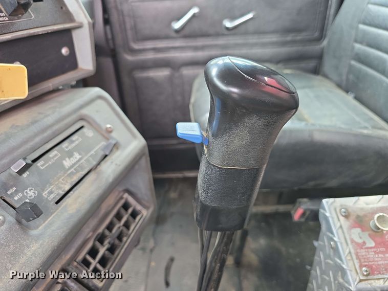 image for item DT6827 2000 Mack RD690S fuel / lube truck