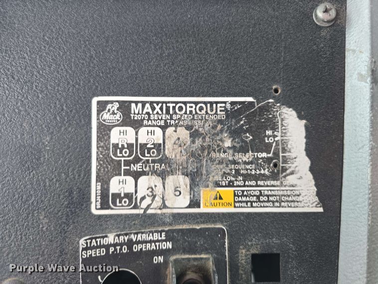 image for item DT6827 2000 Mack RD690S fuel / lube truck