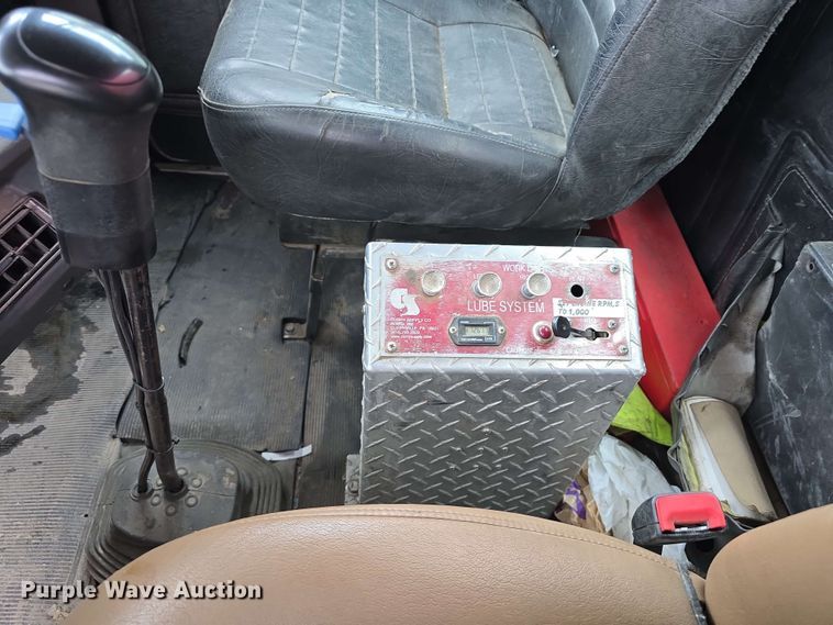 image for item DT6827 2000 Mack RD690S fuel / lube truck