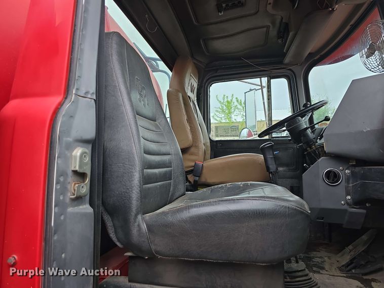 image for item DT6827 2000 Mack RD690S fuel / lube truck