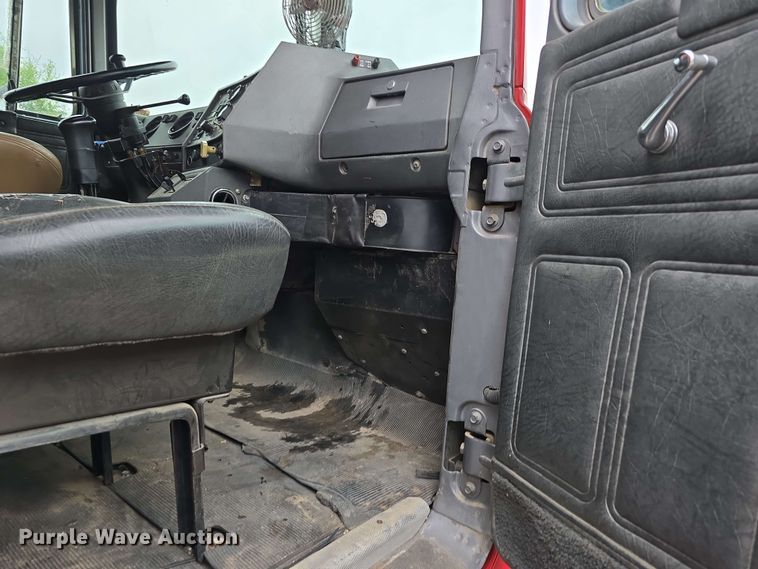 image for item DT6827 2000 Mack RD690S fuel / lube truck