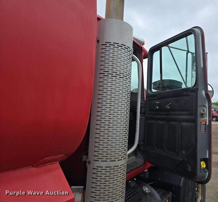 image for item DT6827 2000 Mack RD690S fuel / lube truck