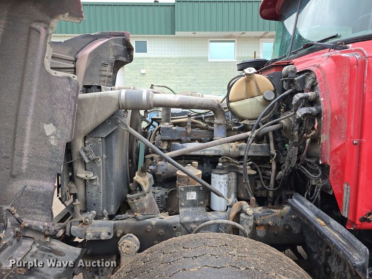 image for item DT6827 2000 Mack RD690S fuel / lube truck