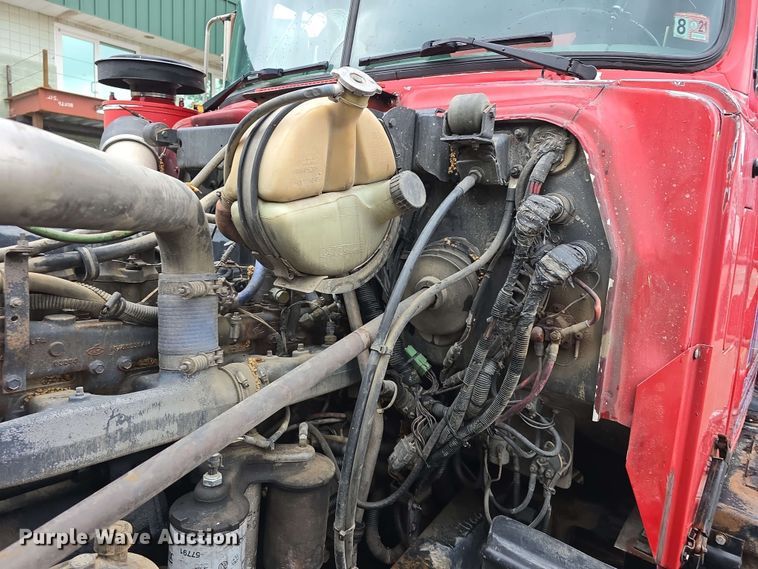 image for item DT6827 2000 Mack RD690S fuel / lube truck