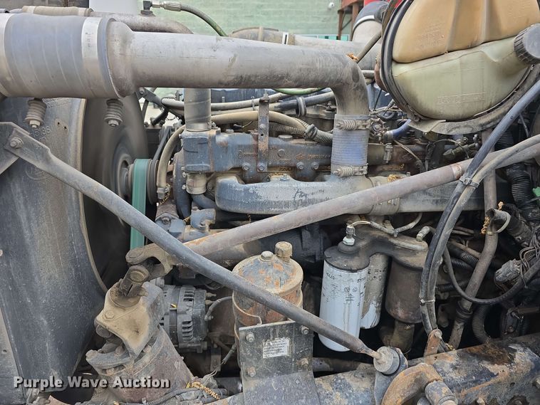 image for item DT6827 2000 Mack RD690S fuel / lube truck