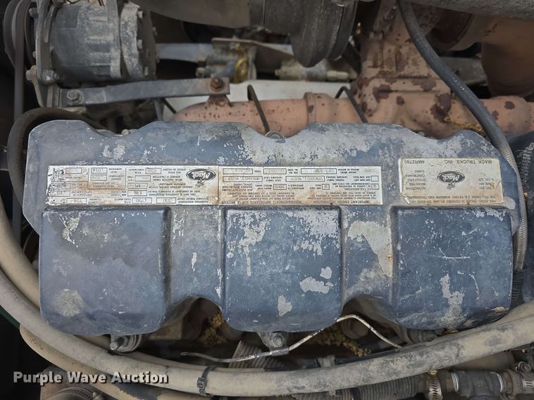 image for item DT6827 2000 Mack RD690S fuel / lube truck