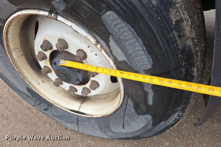 image for item DT6827 2000 Mack RD690S fuel / lube truck