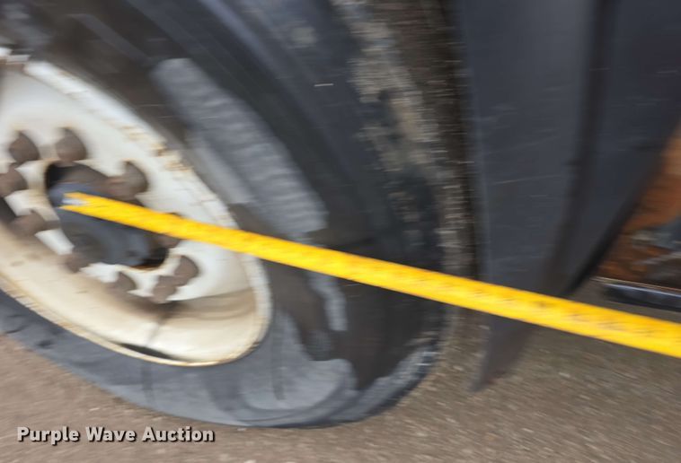 image for item DT6827 2000 Mack RD690S fuel / lube truck