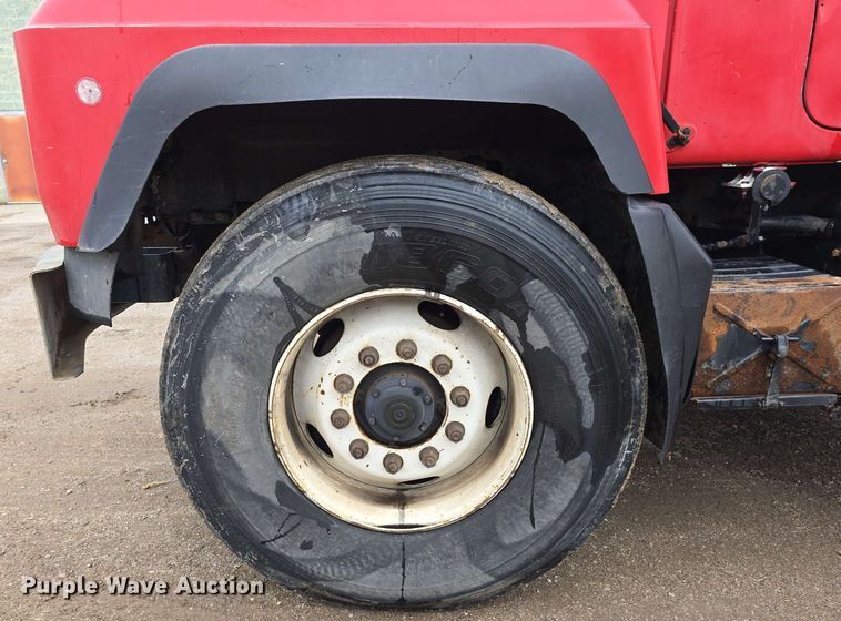 image for item DT6827 2000 Mack RD690S fuel / lube truck