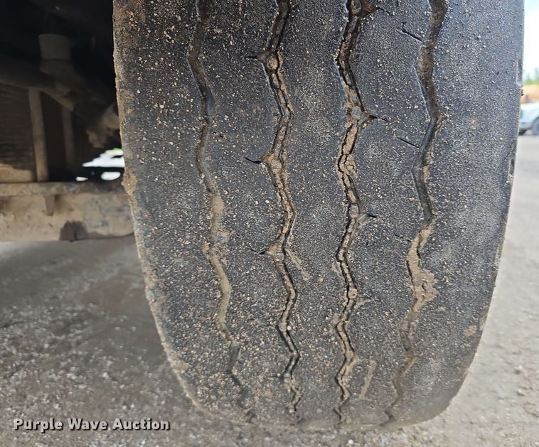 image for item DT6827 2000 Mack RD690S fuel / lube truck