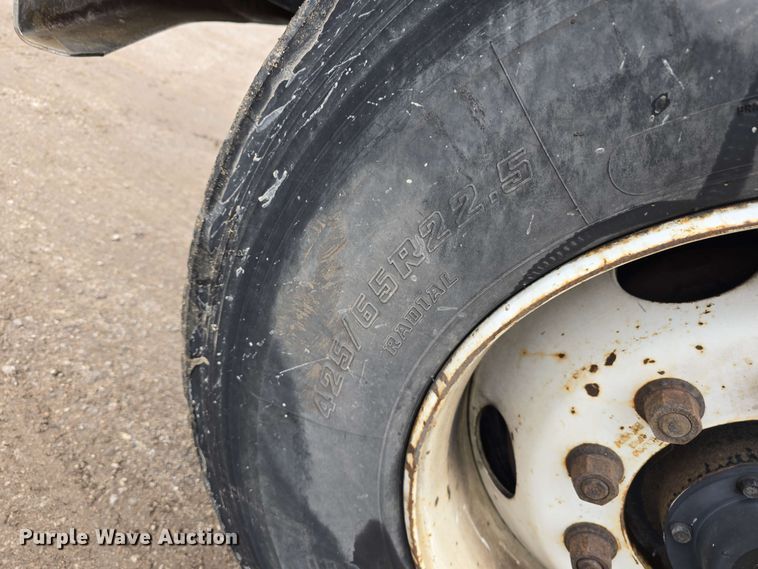 image for item DT6827 2000 Mack RD690S fuel / lube truck