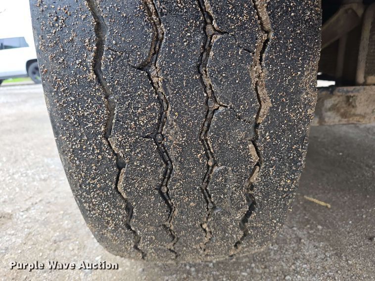 image for item DT6827 2000 Mack RD690S fuel / lube truck