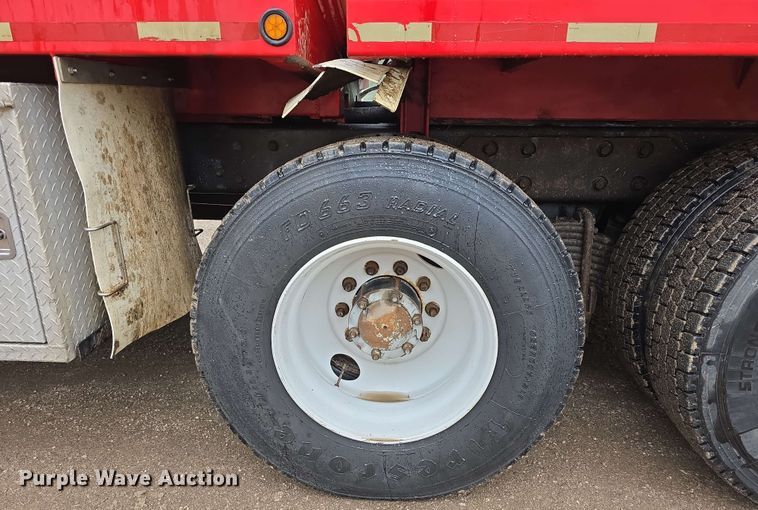 image for item DT6827 2000 Mack RD690S fuel / lube truck