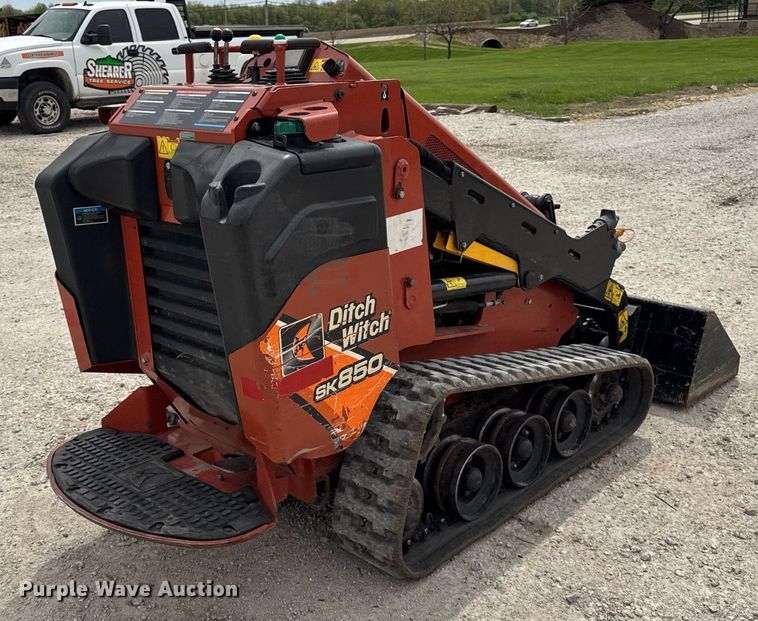 image for item DU3496 2015 Ditch Witch SK850 compact utility loader