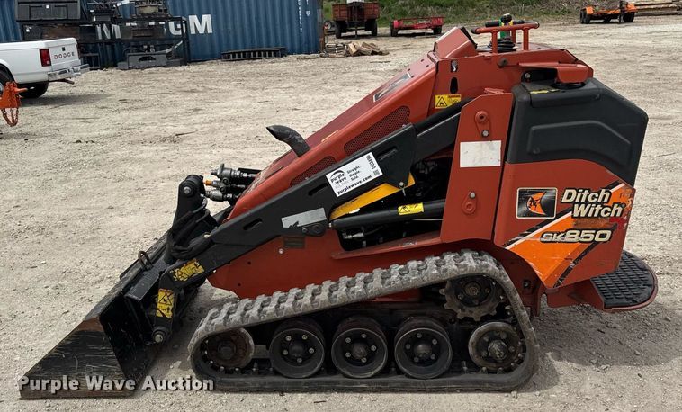 image for item DU3496 2015 Ditch Witch SK850 compact utility loader