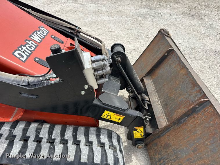 image for item DU3497 2017 Ditch Witch SK1550 compact utility loader