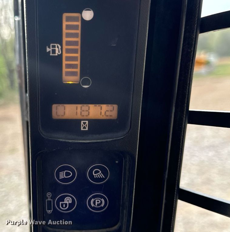 image for item DV1966 2005 Case 435 skid steer loader