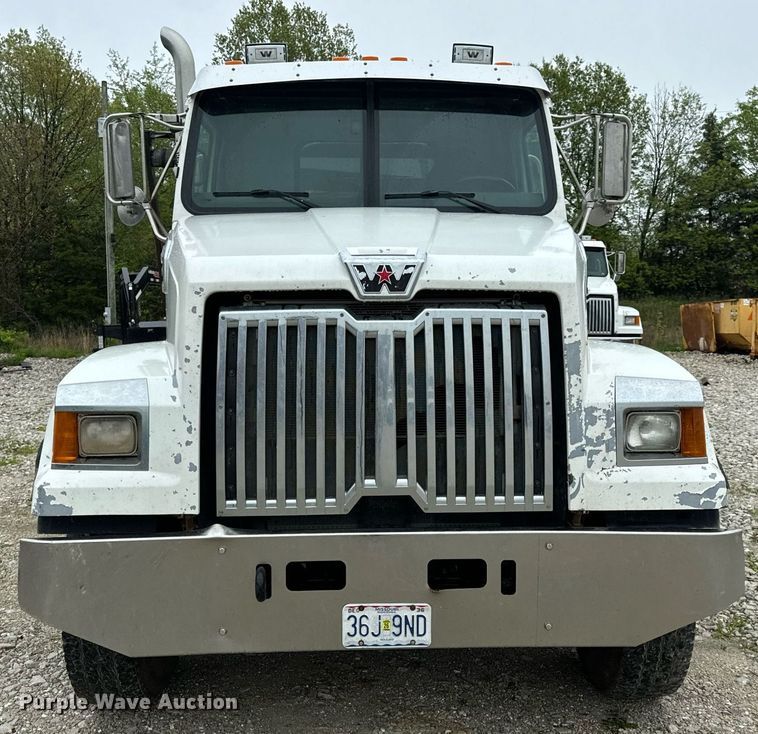 image for item DV1995 2017 Western Star 4700SF roll-off container truck