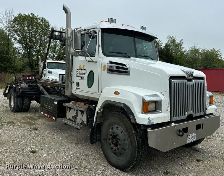 image for item DV1995 2017 Western Star 4700SF roll-off container truck