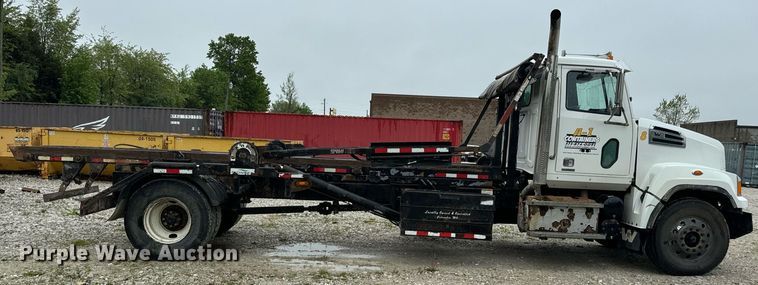 image for item DV1995 2017 Western Star 4700SF roll-off container truck