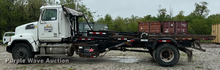 image for item DV1995 2017 Western Star 4700SF roll-off container truck