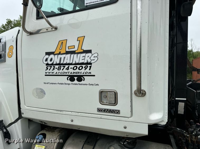 image for item DV1995 2017 Western Star 4700SF roll-off container truck