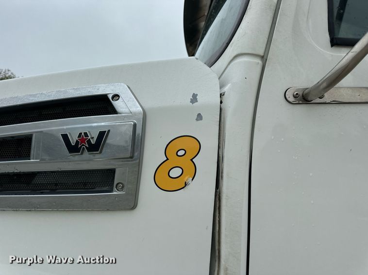 image for item DV1995 2017 Western Star 4700SF roll-off container truck