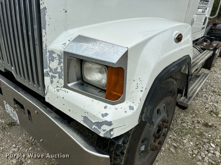 image for item DV1995 2017 Western Star 4700SF roll-off container truck