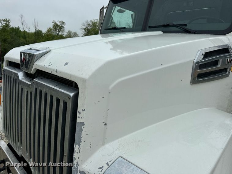 image for item DV1995 2017 Western Star 4700SF roll-off container truck