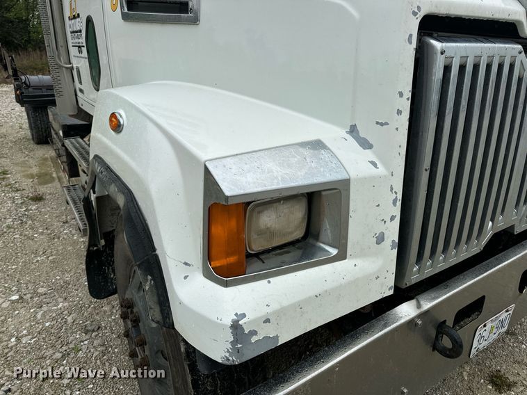 image for item DV1995 2017 Western Star 4700SF roll-off container truck