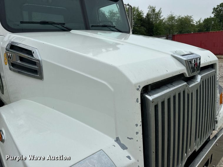 image for item DV1995 2017 Western Star 4700SF roll-off container truck