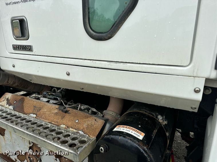 image for item DV1995 2017 Western Star 4700SF roll-off container truck