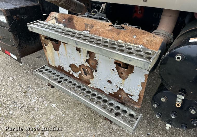 image for item DV1995 2017 Western Star 4700SF roll-off container truck