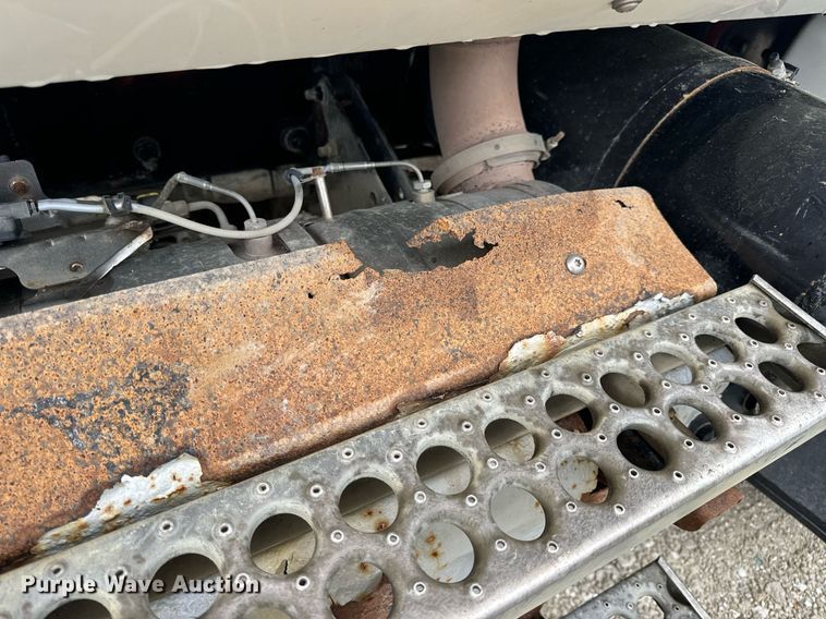 image for item DV1995 2017 Western Star 4700SF roll-off container truck