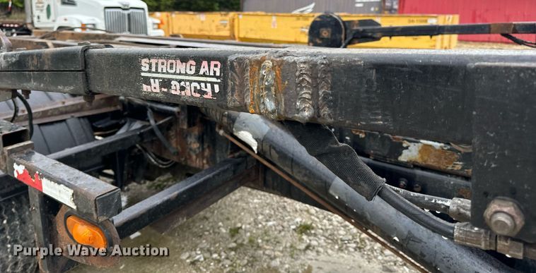 image for item DV1995 2017 Western Star 4700SF roll-off container truck