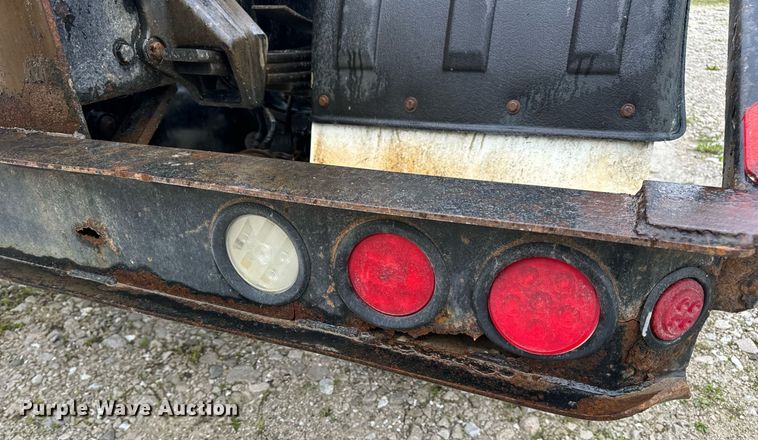 image for item DV1995 2017 Western Star 4700SF roll-off container truck