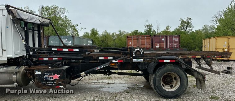 image for item DV1995 2017 Western Star 4700SF roll-off container truck